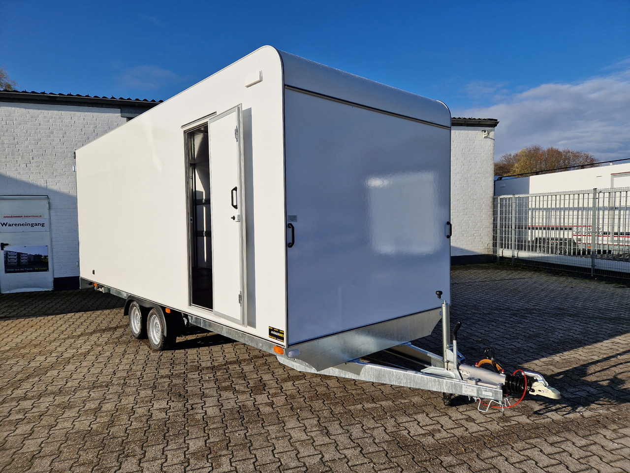 Hochlader Koffer TFSP 600T.00 600x220x220cm aero Zurrsys. Seitentür IL 13" (XXXL+) 3500kg - 밀폐형 박스 트레일러 : 사진 2 Hochlader Koffer TFSP 600T.00 600x220x220cm aero Zurrsys. Seitentür IL 13" (XXXL+) 3500kg - 밀폐형 박스 트레일러 : 사진 2