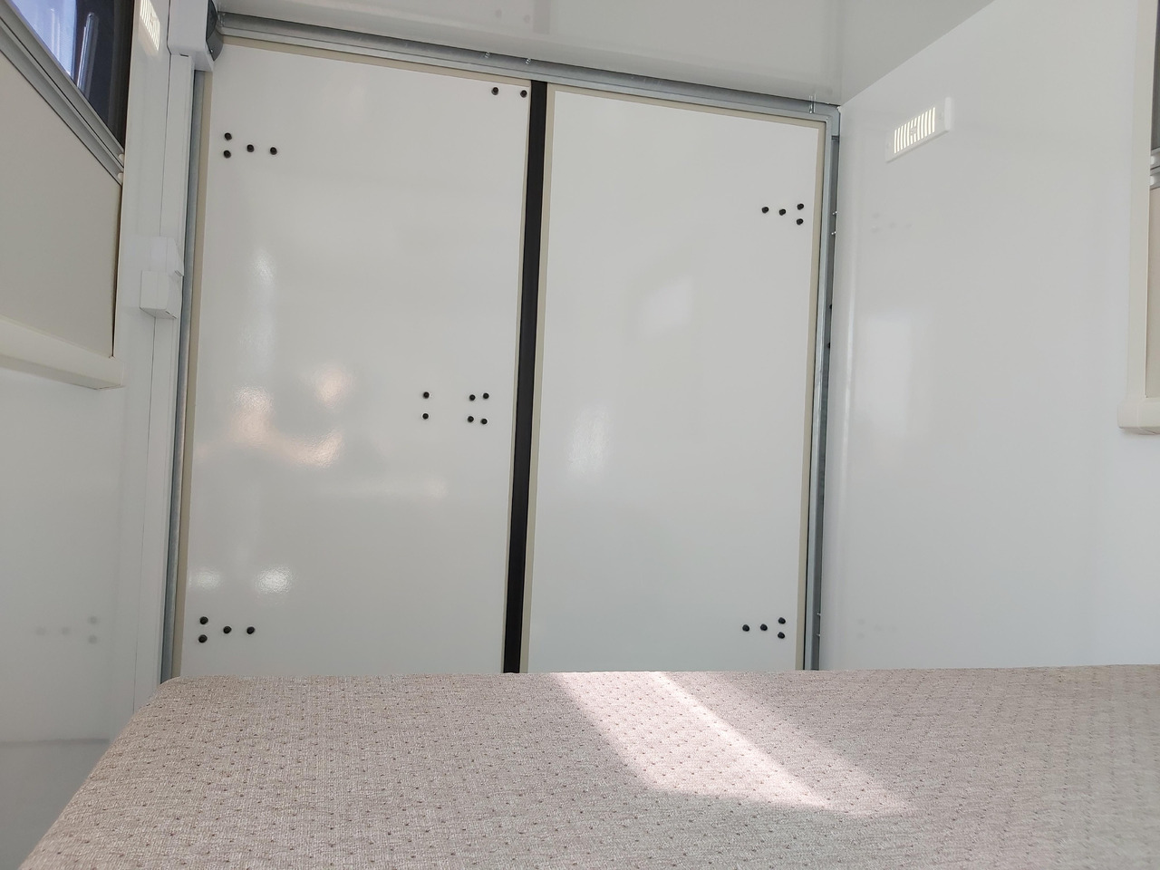 캐러밴 Kargo Camp TFS S Midi 320x150x150cm aero LUX Bett Fenster Seitentür Dachluke Strom 750kg Bremse 2024 : 사진 14