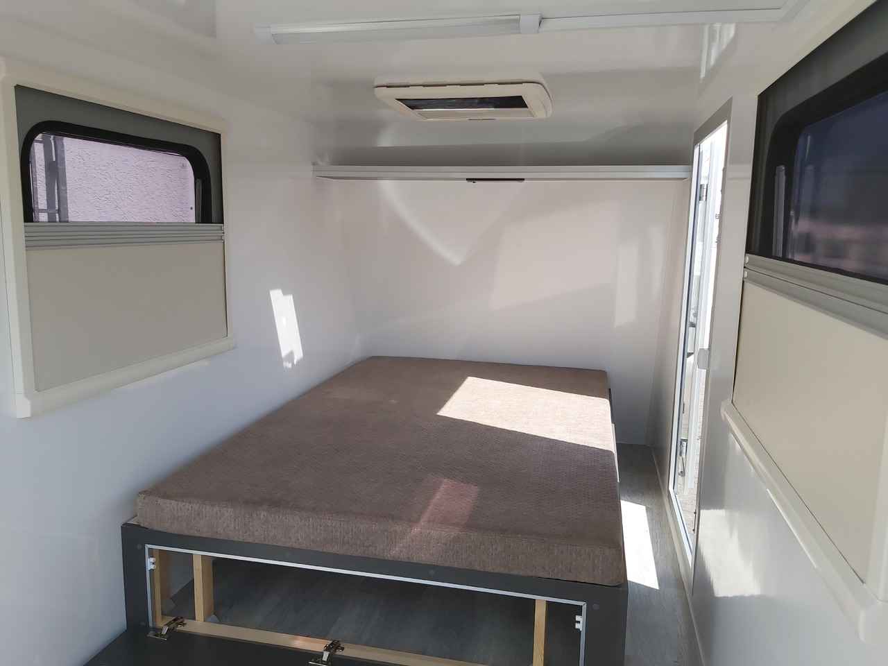 캐러밴 Kargo Camp TFS S Midi 320x150x150cm aero LUX Bett Fenster Seitentür Dachluke Strom 750kg Bremse 2024 : 사진 9