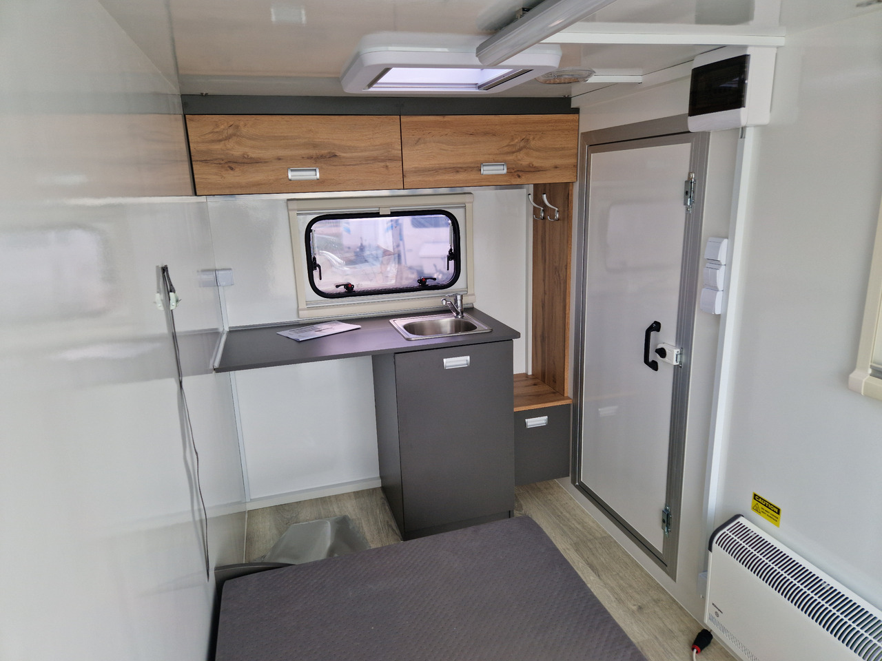 캐러밴 Koffer Camp TFS ST 320.01 320x150x180cm Premium Rampe Seitentür Fenster Bett 1300kg 100km/H : 사진 6