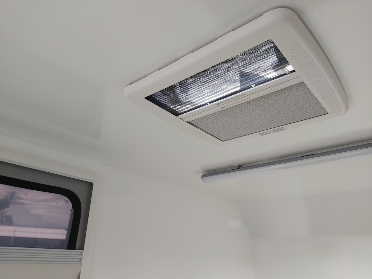 캐러밴 Koffer Sport Camp TFS 360.00 360x180x190cm aero Seitentür 2 Fenster+ DL IL 230V 1300kg 100km/H : 사진 9