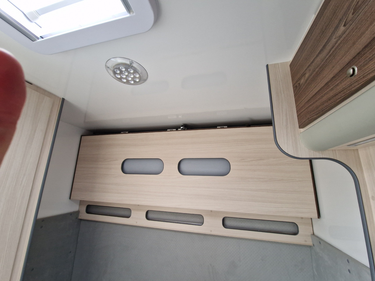 캐러밴 Koffer Sport Camp TFS 550.01 550x200x210cm Laderaum ST & Wohnabteil 2700kg : 사진 10