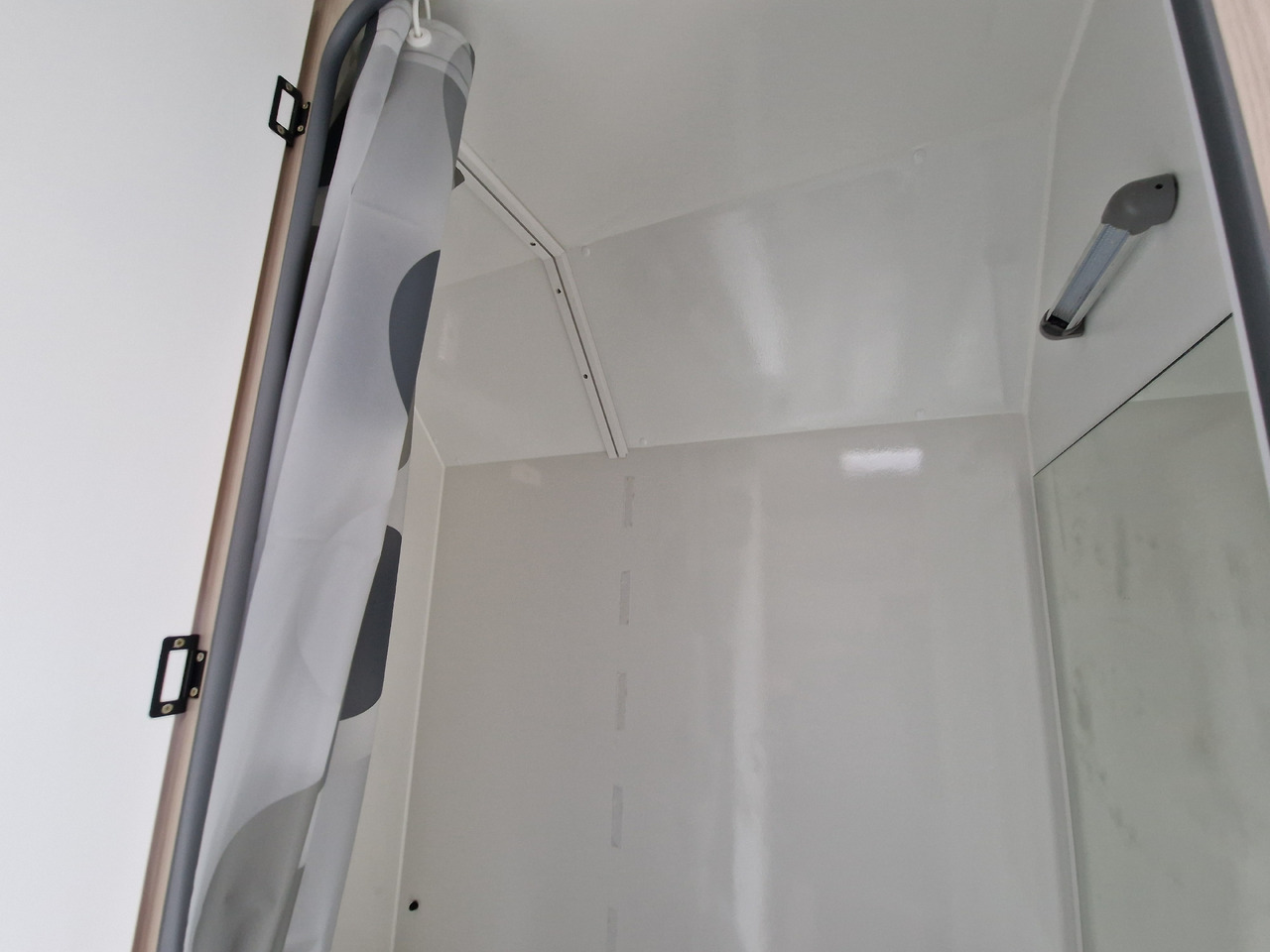 캐러밴 Koffer Sport Camp TFS 550.01 550x200x210cm Laderaum ST & Wohnabteil 2700kg : 사진 11