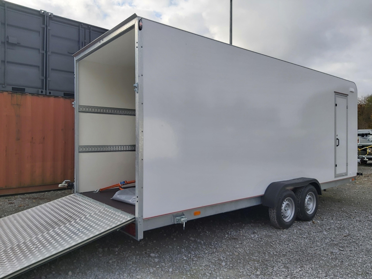 Koffer TFS 600T.01 3500 600x200x210cm aero Heckrampe Seitentür IL (XXL) 100km/H 3500kg - 밀폐형 박스 트레일러 : 사진 2 Koffer TFS 600T.01 3500 600x200x210cm aero Heckrampe Seitentür IL (XXL) 100km/H 3500kg - 밀폐형 박스 트레일러 : 사진 2