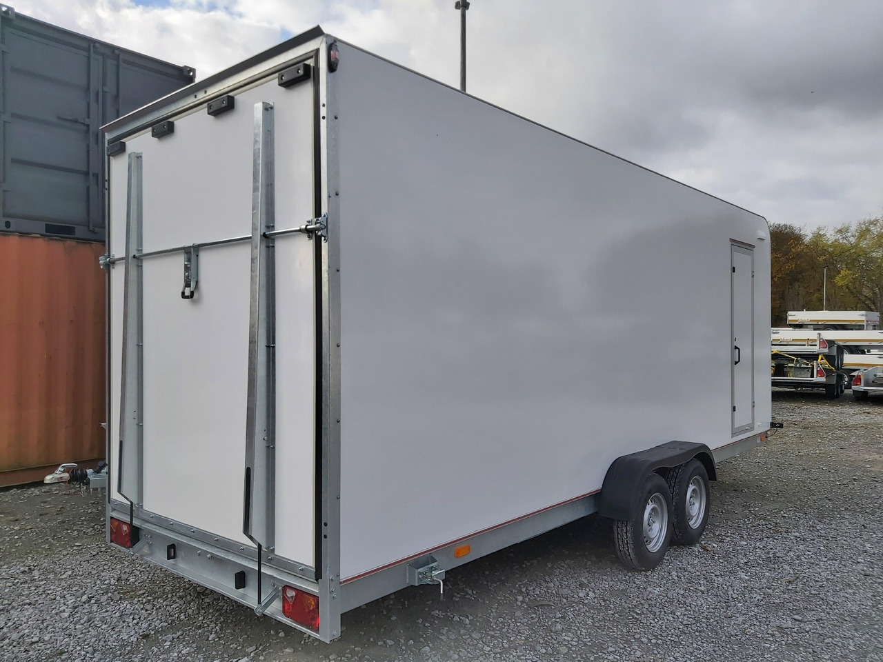 Koffer TFS 600T.01 3500 600x200x210cm aero Heckrampe Seitentür IL (XXL) 100km/H 3500kg - 밀폐형 박스 트레일러 : 사진 4 Koffer TFS 600T.01 3500 600x200x210cm aero Heckrampe Seitentür IL (XXL) 100km/H 3500kg - 밀폐형 박스 트레일러 : 사진 4