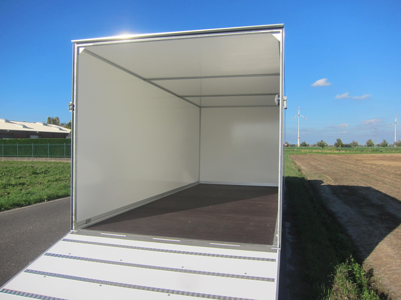 Kofferanhänger AZHLC 3560/244 S40 601x244x225cm Heckrampe 13" (XXXL) 3500kg - 밀폐형 박스 트레일러 : 사진 5 Kofferanhänger AZHLC 3560/244 S40 601x244x225cm Heckrampe 13" (XXXL) 3500kg - 밀폐형 박스 트레일러 : 사진 5