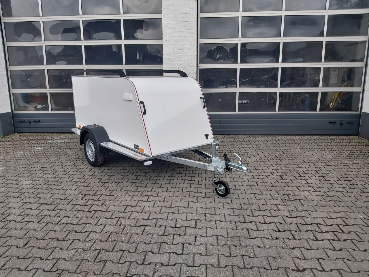 Kofferanhänger TF4 S Midi 250x110x90cm aerodynamisch Trittbretter Dachreling (S) 100km/H 750kg - 밀폐형 박스 트레일러 : 사진 5 Kofferanhänger TF4 S Midi 250x110x90cm aerodynamisch Trittbretter Dachreling (S) 100km/H 750kg - 밀폐형 박스 트레일러 : 사진 5