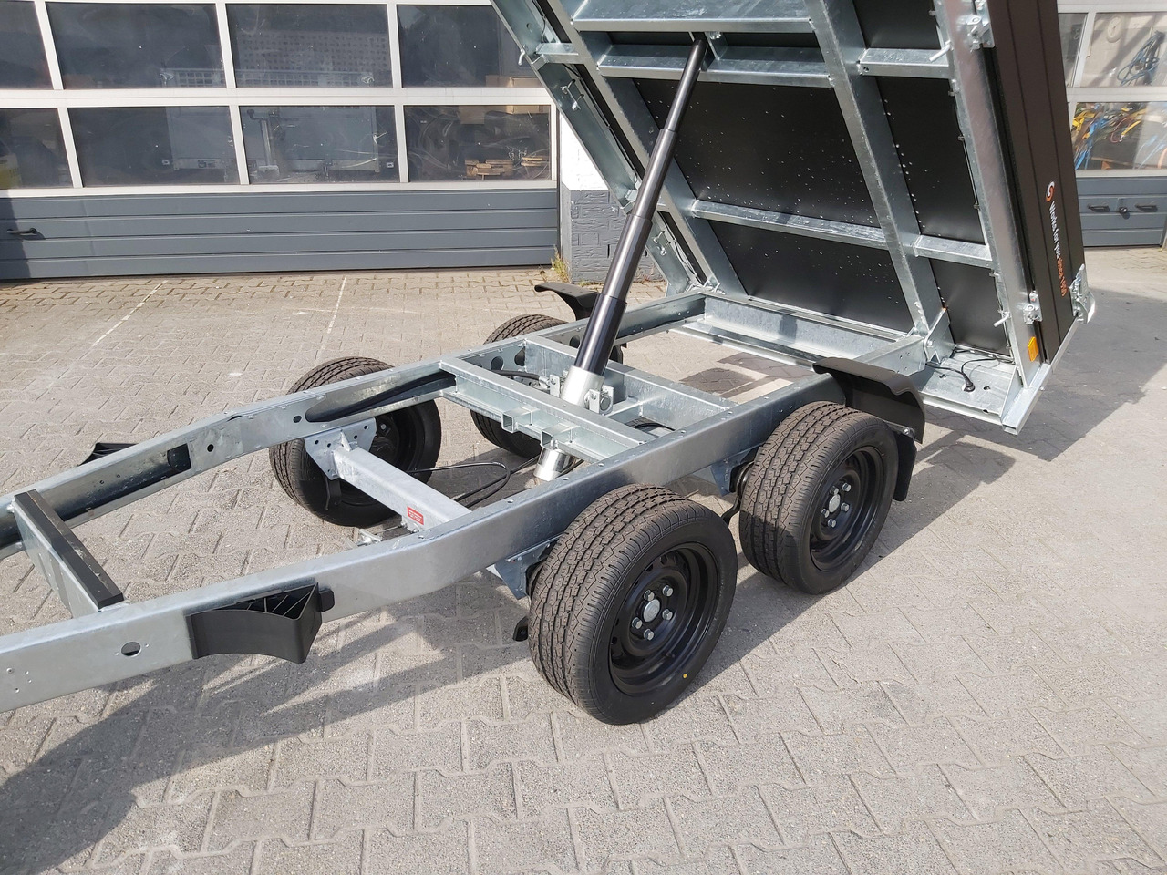 Saris Kipper K1 276 150 2000 2 276x150x30cm black Edition Handpumpe 13" (S) 2000kg Aktion - 덤프 트레일러 : 사진 2 Saris Kipper K1 276 150 2000 2 276x150x30cm black Edition Handpumpe 13" (S) 2000kg Aktion - 덤프 트레일러 : 사진 2