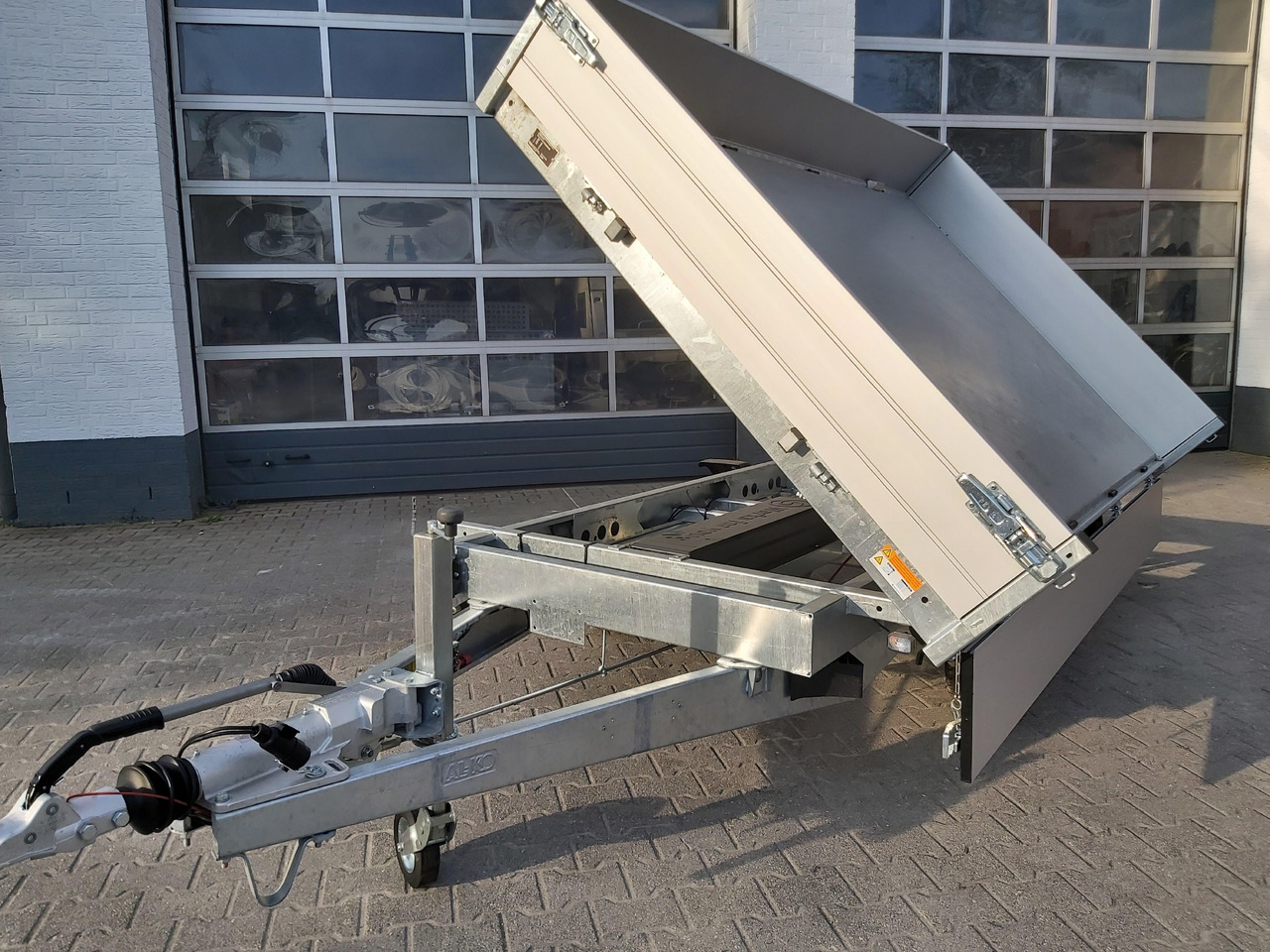 Saris Kipper K3 306 184 3500 2 E 306x184x30cm 3500kg silver Elektro NHP Stützen 13" 3500kg used - 덤프 트레일러 : 사진 1 Saris Kipper K3 306 184 3500 2 E 306x184x30cm 3500kg silver Elektro NHP Stützen 13" 3500kg used - 덤프 트레일러 : 사진 1