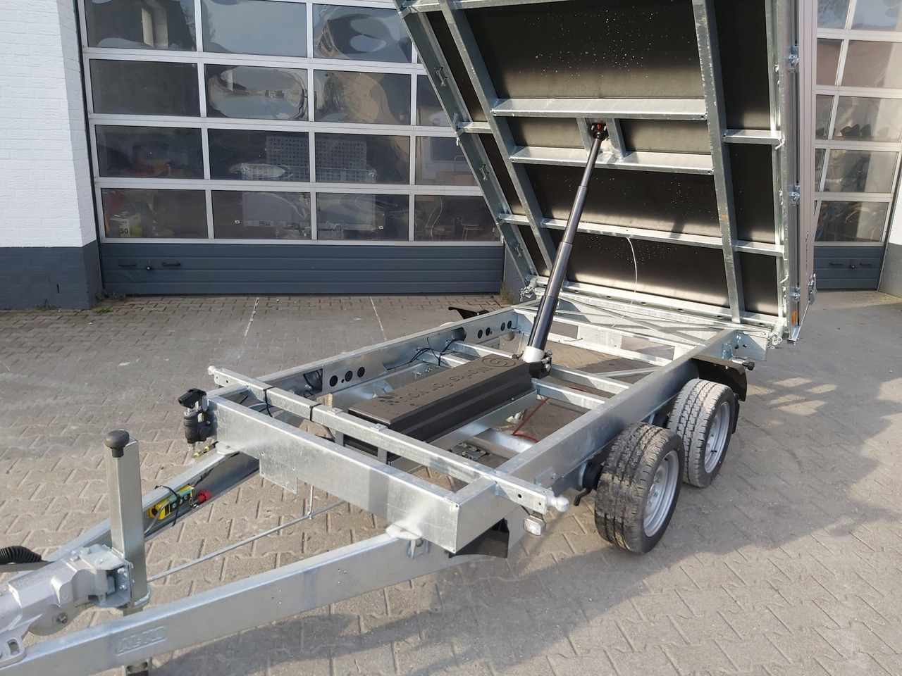 Saris Kipper K3 306 184 3500 2 E 306x184x30cm 3500kg silver Elektro NHP Stützen 13" 3500kg used - 덤프 트레일러 : 사진 3 Saris Kipper K3 306 184 3500 2 E 306x184x30cm 3500kg silver Elektro NHP Stützen 13" 3500kg used - 덤프 트레일러 : 사진 3