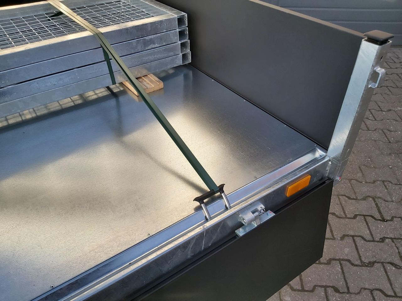 Saris Kipper K3 406 204 3500 2 E 406x204x35 black elektro NH Rampen Blattfeder 3500kg Herbst Aktion - 덤프 트레일러 : 사진 5 Saris Kipper K3 406 204 3500 2 E 406x204x35 black elektro NH Rampen Blattfeder 3500kg Herbst Aktion - 덤프 트레일러 : 사진 5