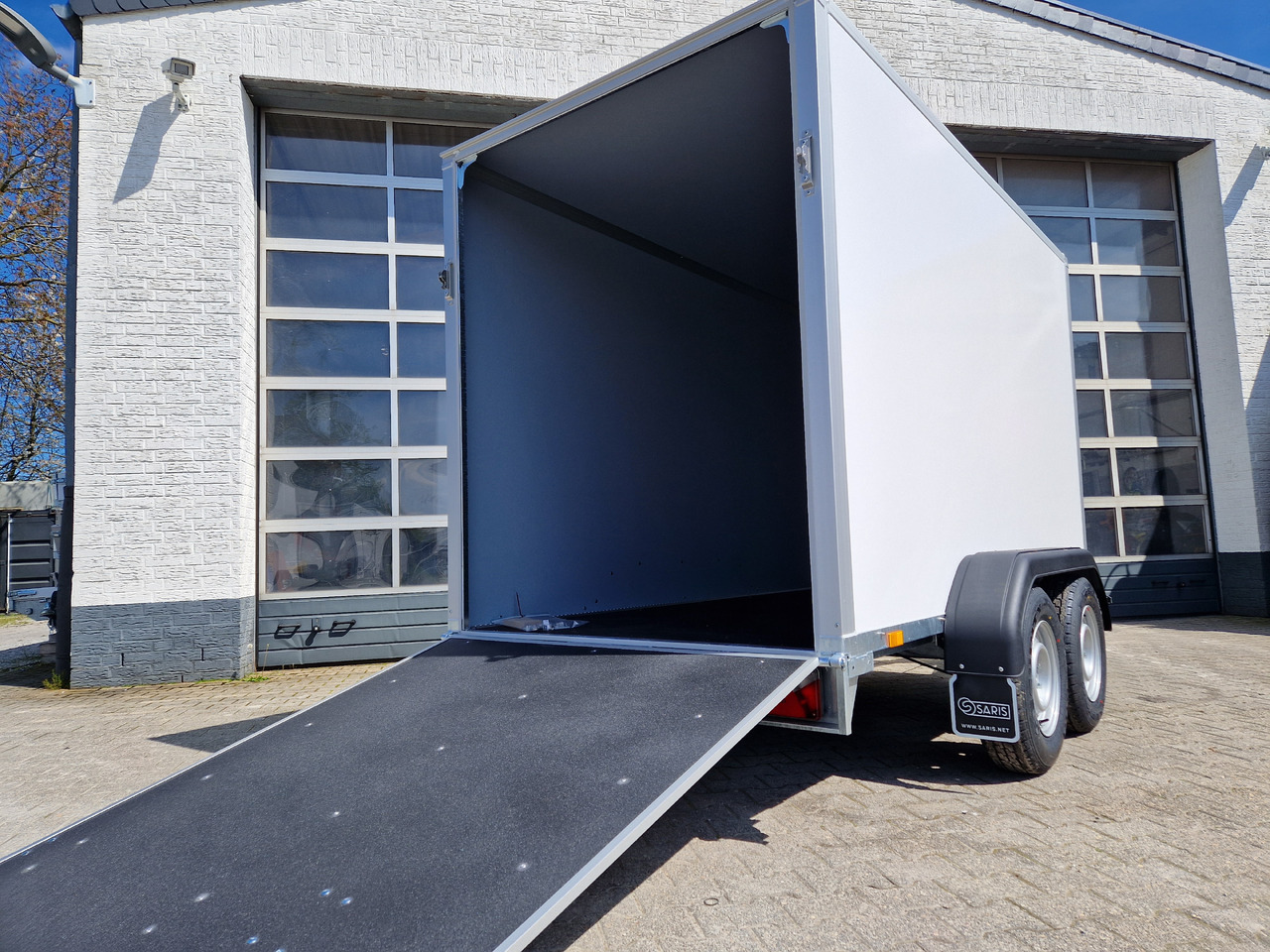 밀폐형 박스 트레일러 Saris Koffer GO 306 154 180 2700 2 306x154x180cm GFK weiß Auffahrklappe (M) 2700kg Modell 2025 : 사진 12