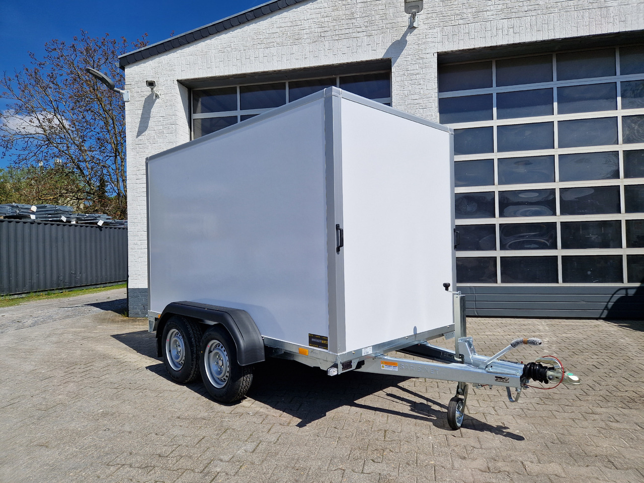 밀폐형 박스 트레일러 Saris Koffer GO 306 154 180 2700 2 306x154x180cm GFK weiß Auffahrklappe (M) 2700kg Modell 2025 : 사진 10