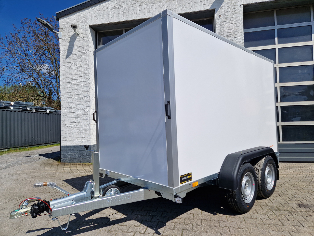 밀폐형 박스 트레일러 Saris Koffer GO 306 154 180 2700 2 306x154x180cm GFK weiß Auffahrklappe (M) 2700kg Modell 2025 : 사진 9