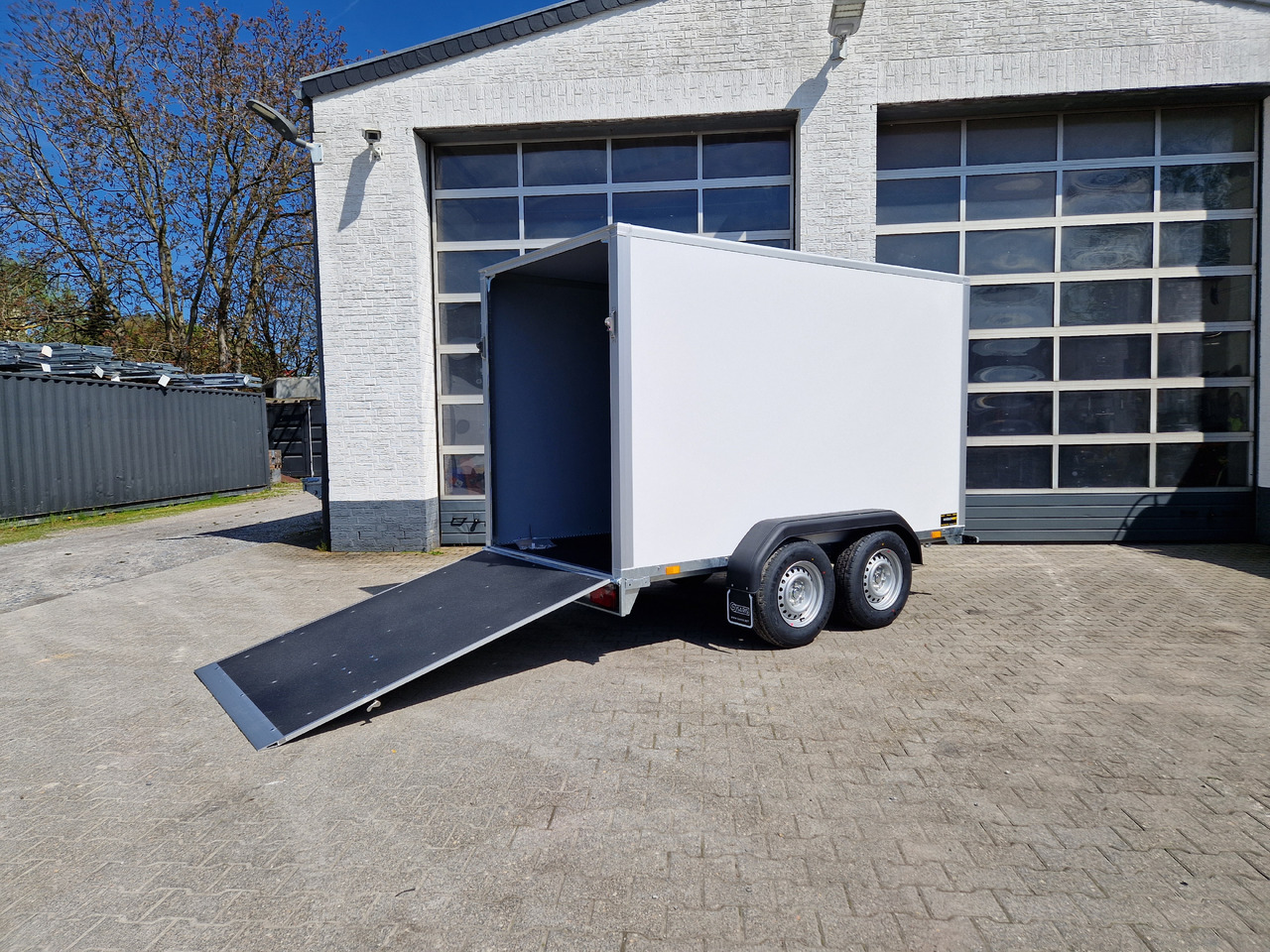 밀폐형 박스 트레일러 Saris Koffer GO 306 154 180 2700 2 306x154x180cm GFK weiß Auffahrklappe (M) 2700kg Modell 2025 : 사진 7