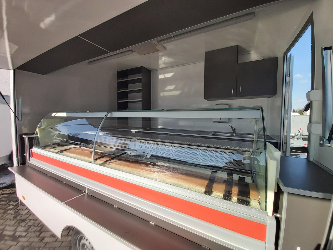 Verkaufsanhänger VK P 360 200 aero 360cm Verkaufsklappe Kühlthekenausstattung Profi L 1300kg - 자판기 트레일러 : 사진 2 Verkaufsanhänger VK P 360 200 aero 360cm Verkaufsklappe Kühlthekenausstattung Profi L 1300kg - 자판기 트레일러 : 사진 2