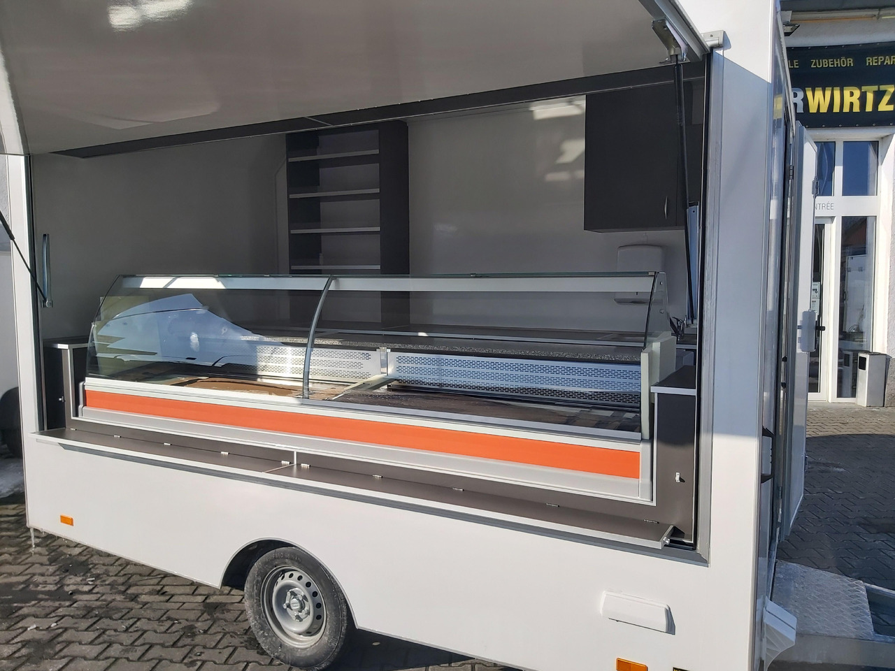 Verkaufsanhänger VK P 360 200 aero 360cm Verkaufsklappe Kühlthekenausstattung Profi L 1300kg - 자판기 트레일러 : 사진 3 Verkaufsanhänger VK P 360 200 aero 360cm Verkaufsklappe Kühlthekenausstattung Profi L 1300kg - 자판기 트레일러 : 사진 3