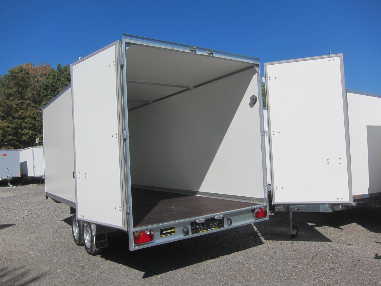 WM Meyer Kofferanhänger AZHLC 2750/210 S40 501x210x205cm (XXL) 2700kg - 밀폐형 박스 트레일러 : 사진 4 WM Meyer Kofferanhänger AZHLC 2750/210 S40 501x210x205cm (XXL) 2700kg - 밀폐형 박스 트레일러 : 사진 4