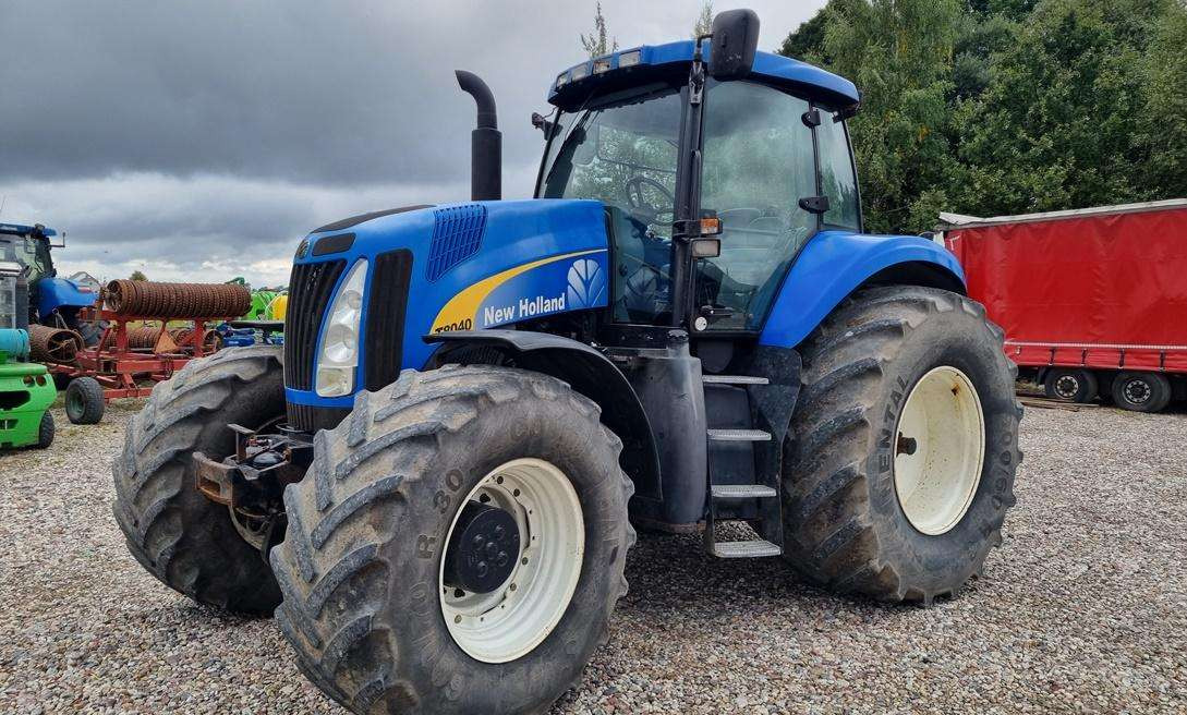 New Holland T8040 - 장궤형 트랙터 : 사진 1 New Holland T8040 - 장궤형 트랙터 : 사진 1