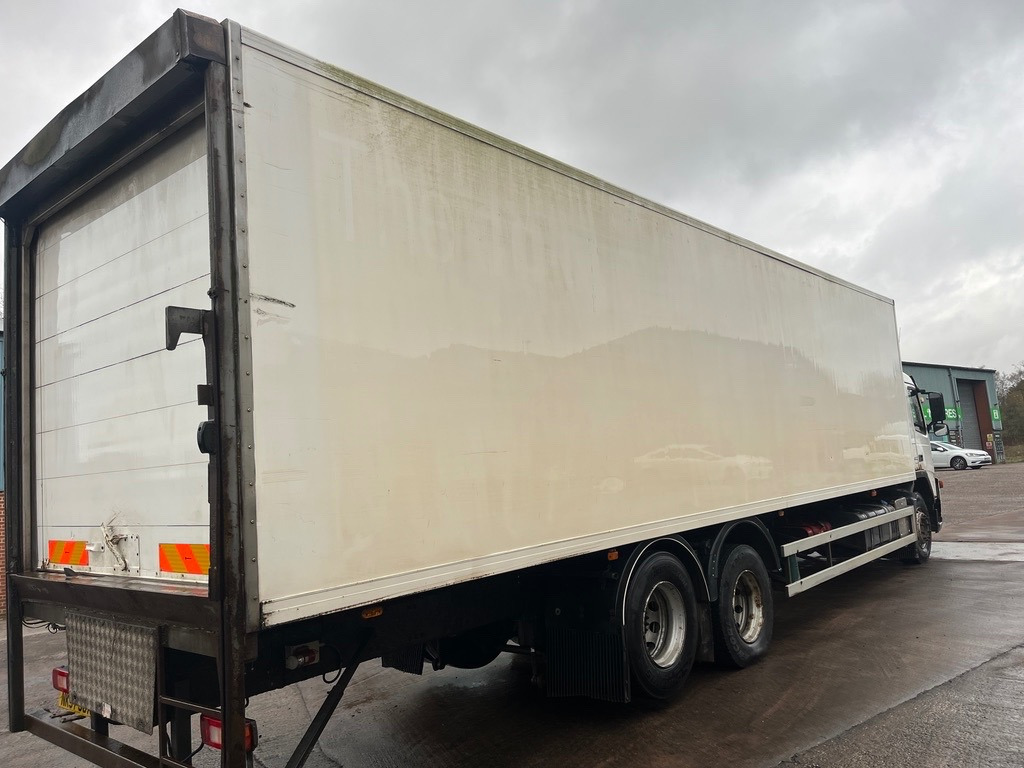 Volvo FM9 300 Euro 4 - 박스 밴 : 사진 3 Volvo FM9 300 Euro 4 - 박스 밴 : 사진 3