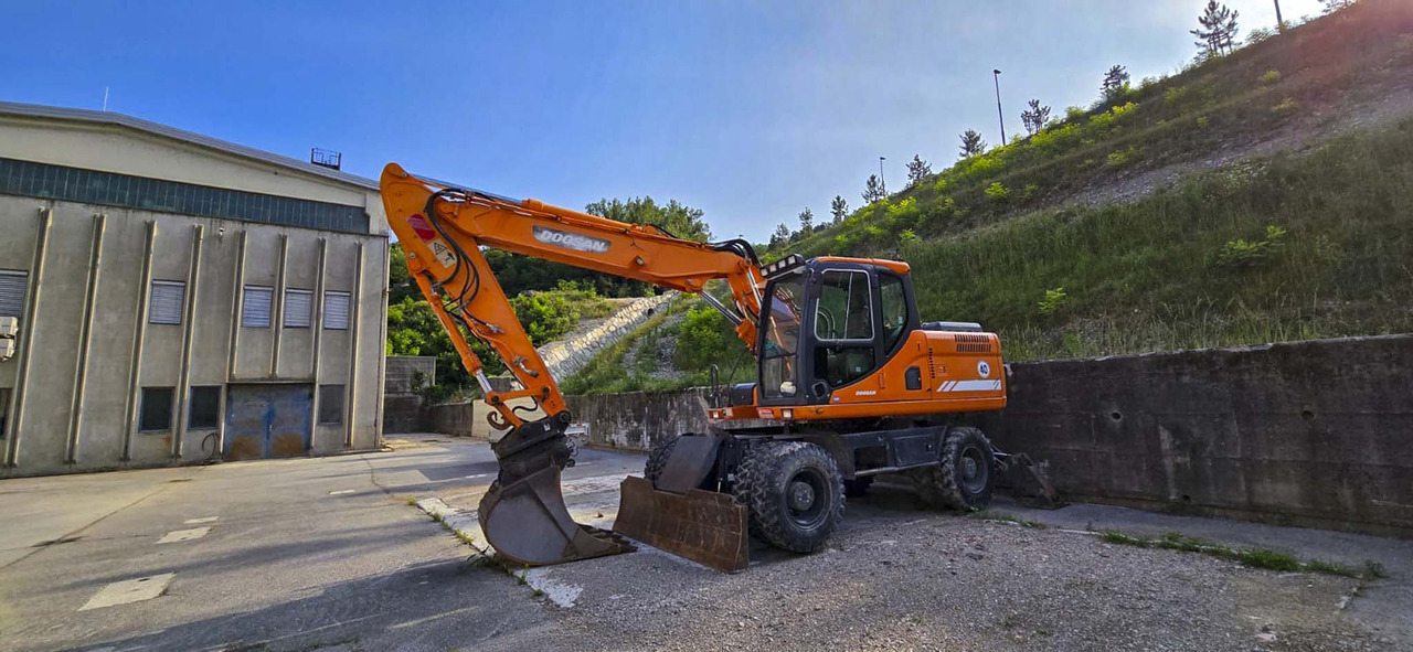 DOOSAN DX160W - 휠 굴삭기 : 사진 1 DOOSAN DX160W - 휠 굴삭기 : 사진 1