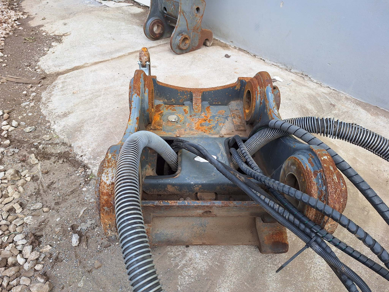 OilQuick hydraulic OQ70/55 - 퀵 커플러 건설기계 용 : 사진 4 OilQuick hydraulic OQ70/55 - 퀵 커플러 건설기계 용 : 사진 4