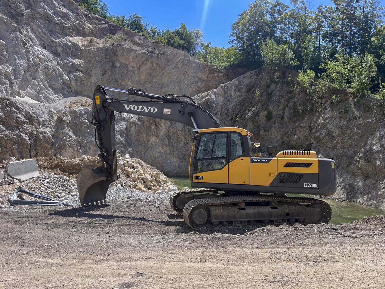 VOLVO EC220D - 크롤러 굴삭기 : 사진 1 VOLVO EC220D - 크롤러 굴삭기 : 사진 1