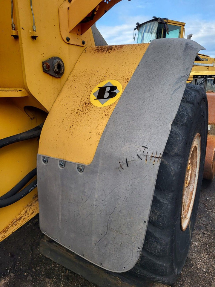 Volvo right front mudguard - 예비 부속 휠 로더 용 : 사진 1 Volvo right front mudguard - 예비 부속 휠 로더 용 : 사진 1