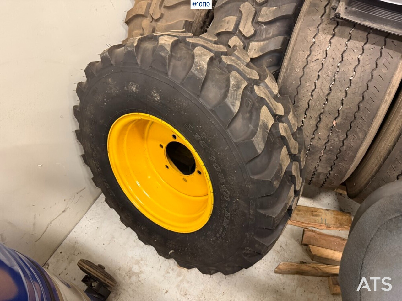 Construction tires with rims Dunlop SP T9 365/70R18 - 휠 및 타이어 패키지 건설기계 용 : 사진 1 Construction tires with rims Dunlop SP T9 365/70R18 - 휠 및 타이어 패키지 건설기계 용 : 사진 1