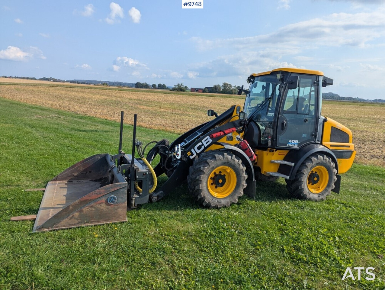 Wheel loader JCB 409 Stage V Nordic Edition 40km/h with attachments - 휠 로더 : 사진 1 Wheel loader JCB 409 Stage V Nordic Edition 40km/h with attachments - 휠 로더 : 사진 1
