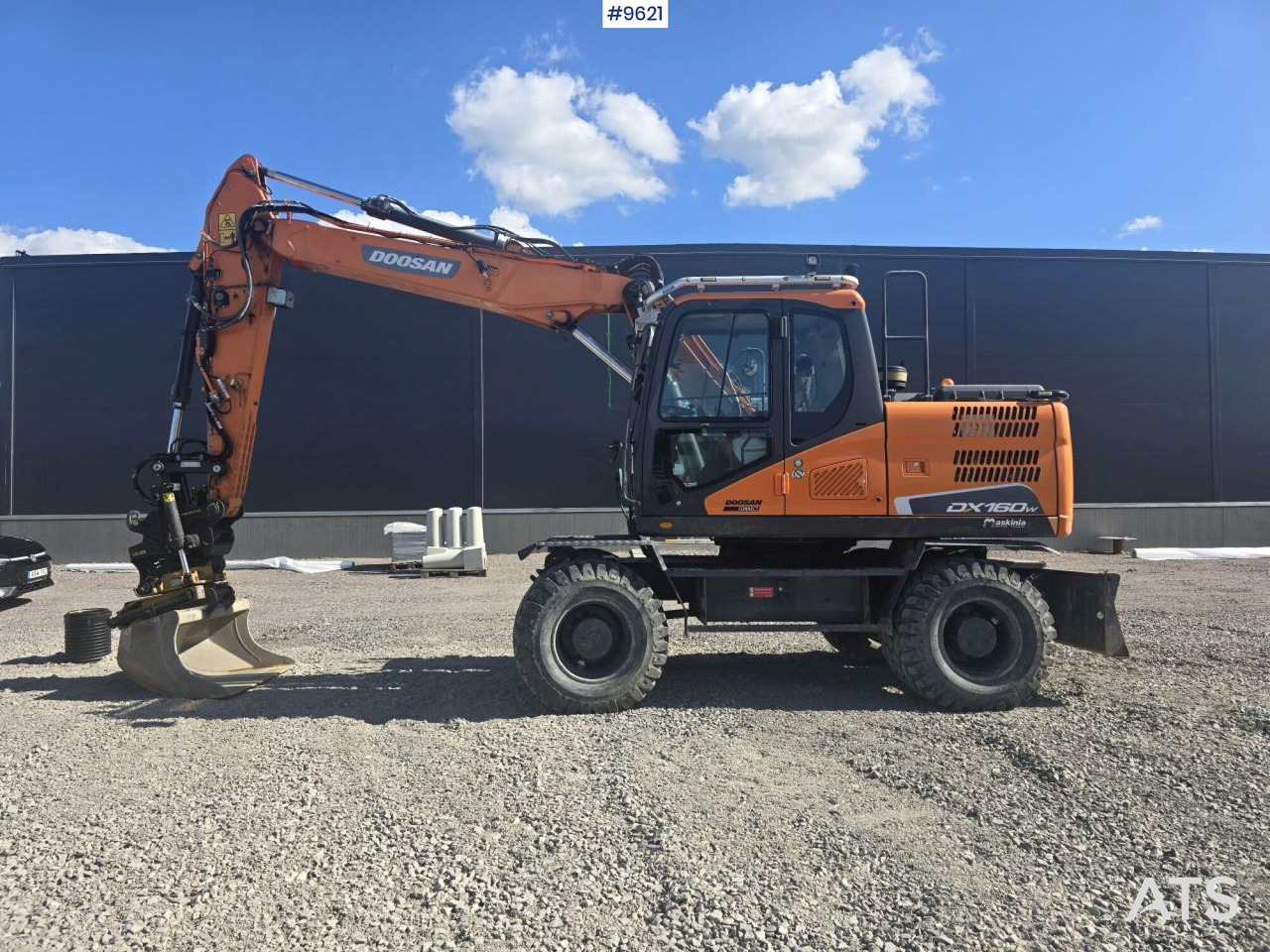 Wheeled Excavator Doosan DX160W with attachment and trailer - 휠 굴삭기 : 사진 1 Wheeled Excavator Doosan DX160W with attachment and trailer - 휠 굴삭기 : 사진 1