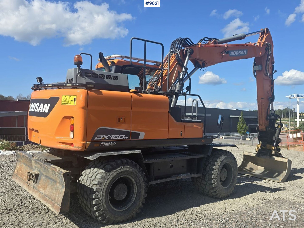 Wheeled Excavator Doosan DX160W with attachment and trailer - 휠 굴삭기 : 사진 4 Wheeled Excavator Doosan DX160W with attachment and trailer - 휠 굴삭기 : 사진 4