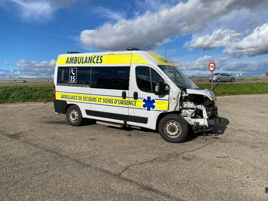 Fiat LES DAUPHINS/DUCATO TORINO 2.3M-Jet 160 endommagée - 구급차 : 사진 3 Fiat LES DAUPHINS/DUCATO TORINO 2.3M-Jet 160 endommagée - 구급차 : 사진 3