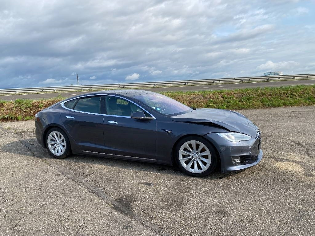Tesla MODEL S 100D Carte Grise Française endommagée - 차량 : 사진 3 Tesla MODEL S 100D Carte Grise Française endommagée - 차량 : 사진 3