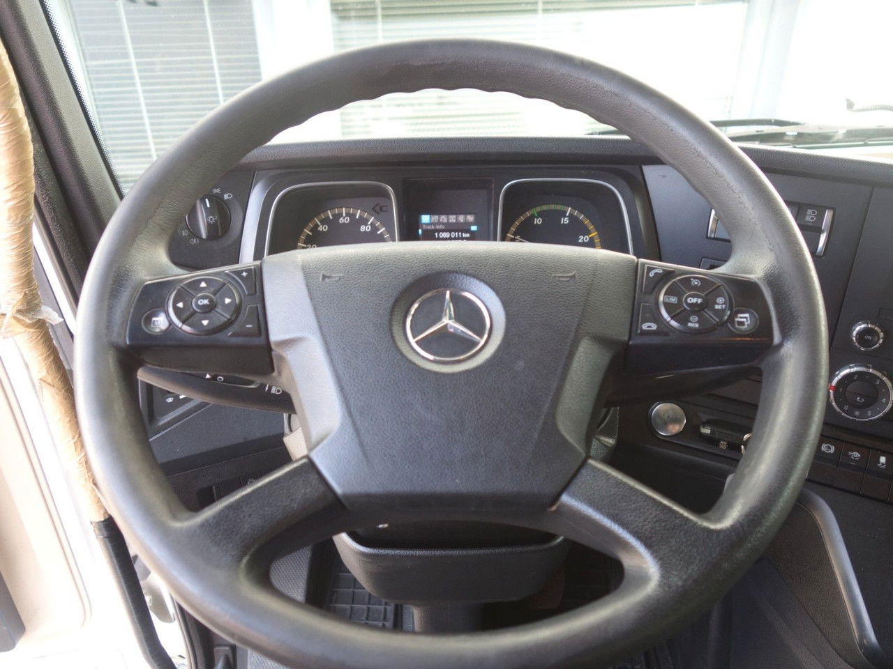 트랙터 유닛 Mercedes-Benz 1845 Lsnrl, Giga Space : 사진 15