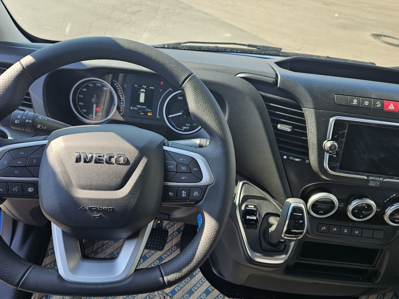 IVECO Daily 35 C 18H - 승합차, 전기 밴 : 사진 4 IVECO Daily 35 C 18H - 승합차, 전기 밴 : 사진 4