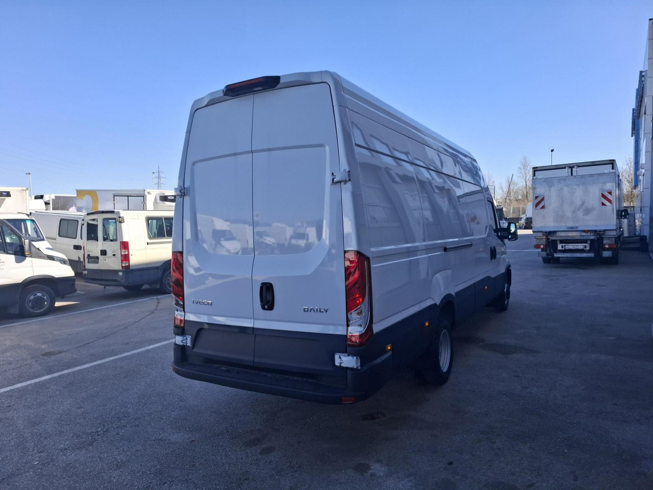 IVECO Daily 35C18H V - 승합차 : 사진 4 IVECO Daily 35C18H V - 승합차 : 사진 4