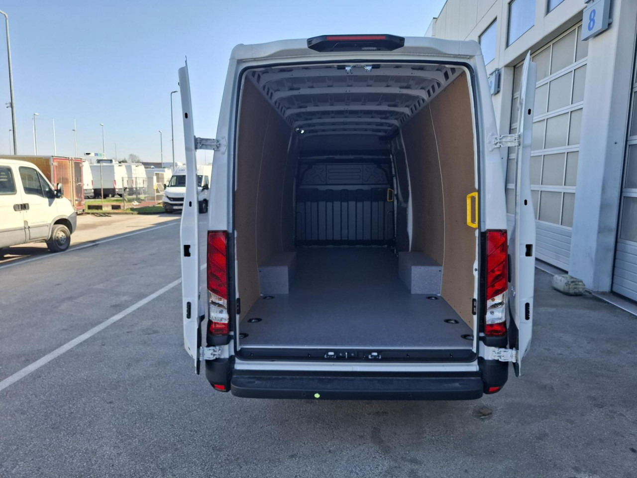 IVECO Daily 35S14V - 승합차 : 사진 5 IVECO Daily 35S14V - 승합차 : 사진 5