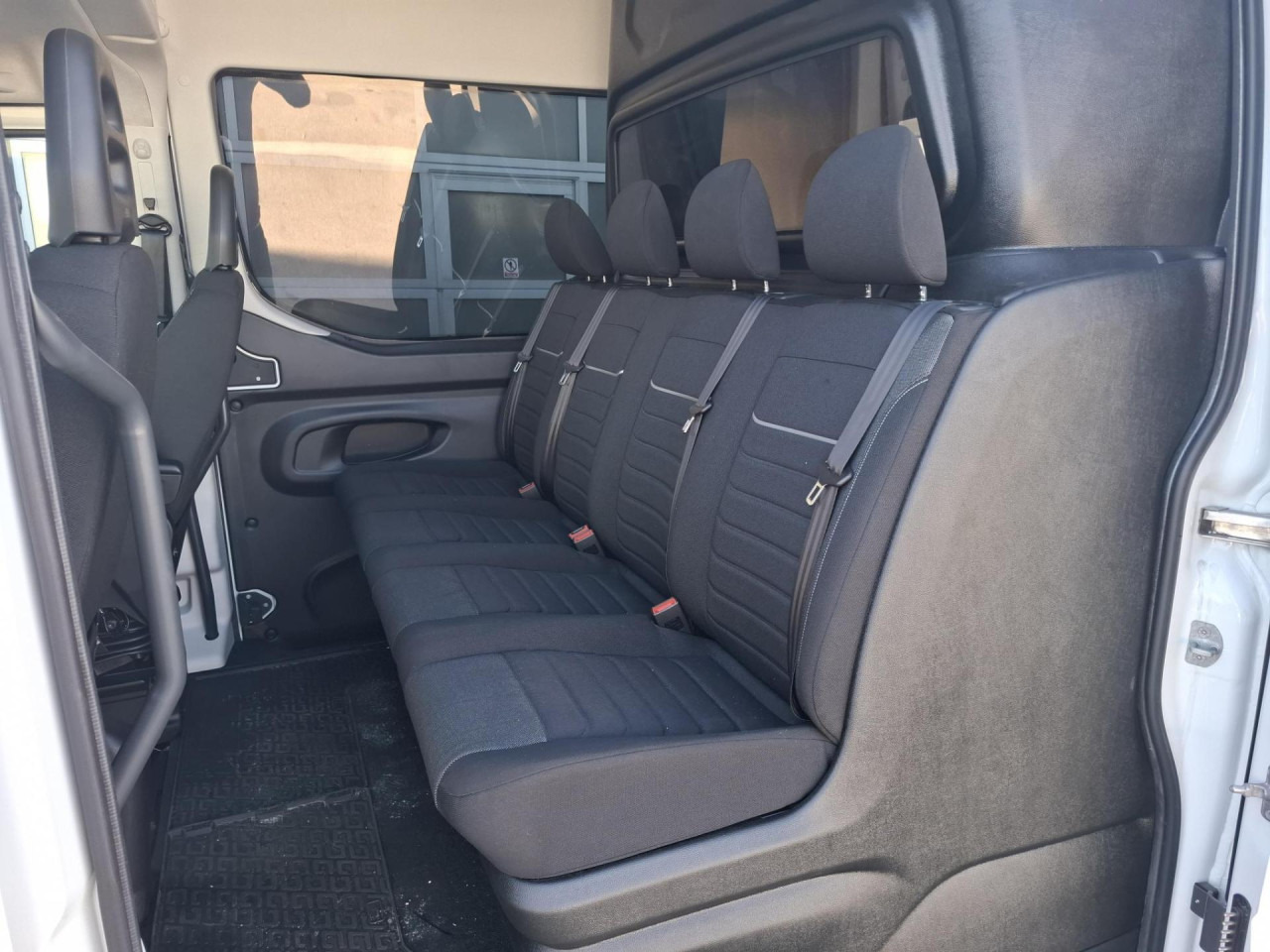 IVECO Daily 35S18H CRV - 승합차, 콤비 밴 : 사진 5 IVECO Daily 35S18H CRV - 승합차, 콤비 밴 : 사진 5