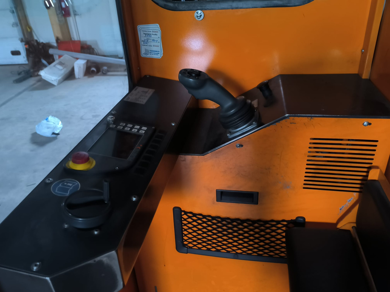 HUBTEX MSU 30 - 4방향 리치 트럭 : 사진 2 HUBTEX MSU 30 - 4방향 리치 트럭 : 사진 2