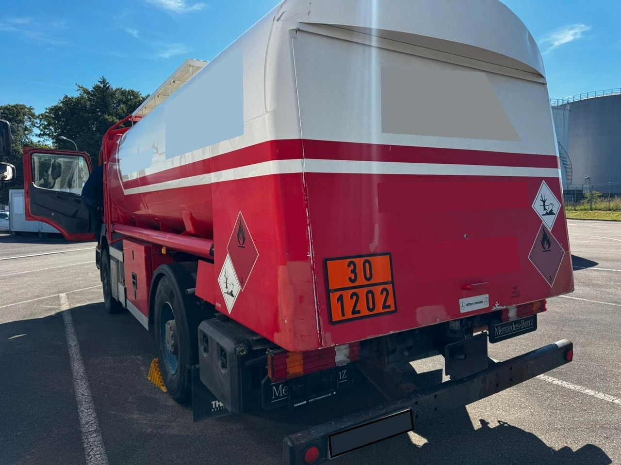 Mercedes-Benz Axor 1833, ADR, E4, 2 Kammern 1. 5000L 2. 7000L - 유조트럭 : 사진 4 Mercedes-Benz Axor 1833, ADR, E4, 2 Kammern 1. 5000L 2. 7000L - 유조트럭 : 사진 4