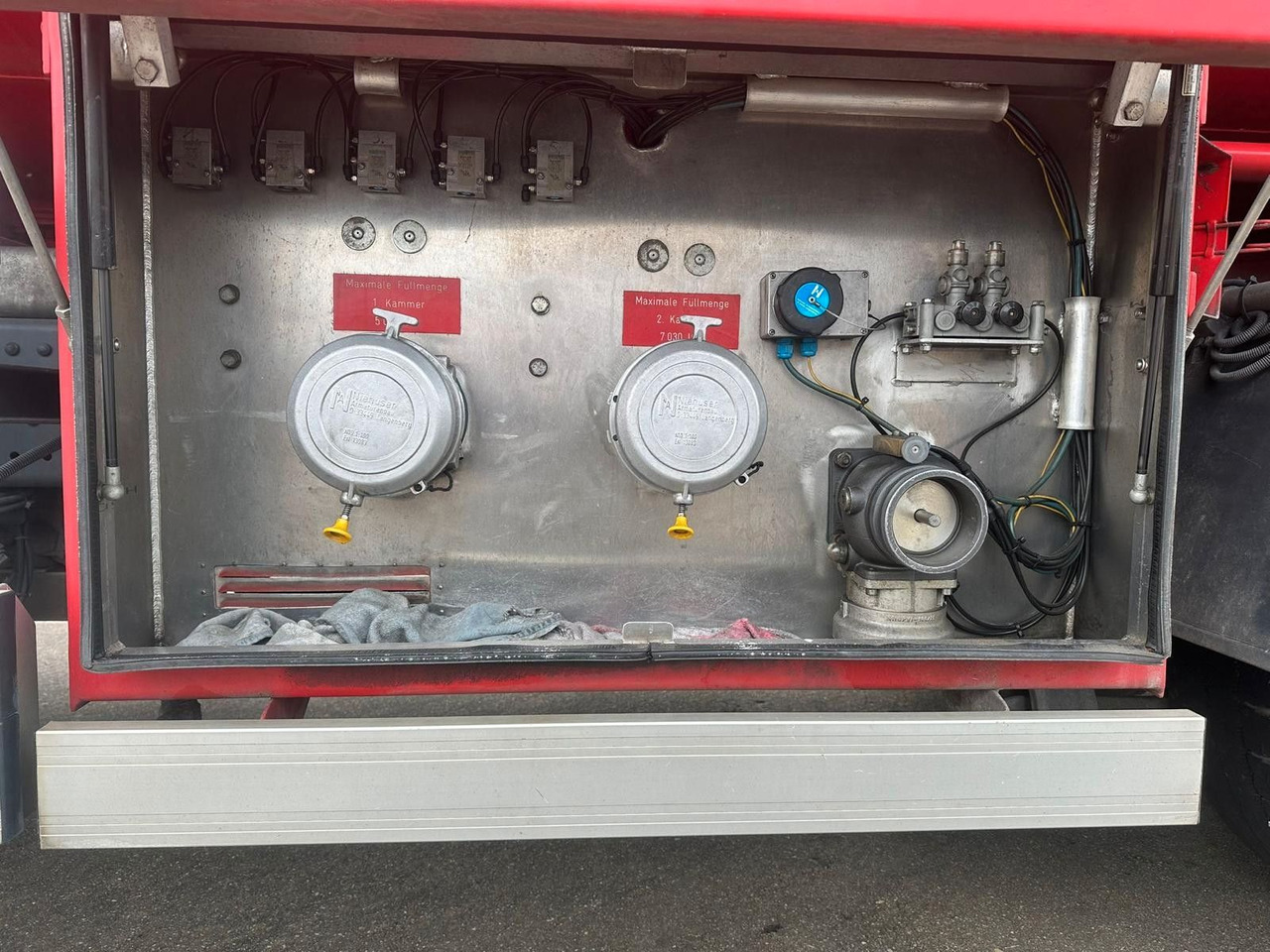 Mercedes-Benz Axor 1833, ADR, E4, 2 Kammern 1. 5000L 2. 7000L - 유조트럭 : 사진 5 Mercedes-Benz Axor 1833, ADR, E4, 2 Kammern 1. 5000L 2. 7000L - 유조트럭 : 사진 5