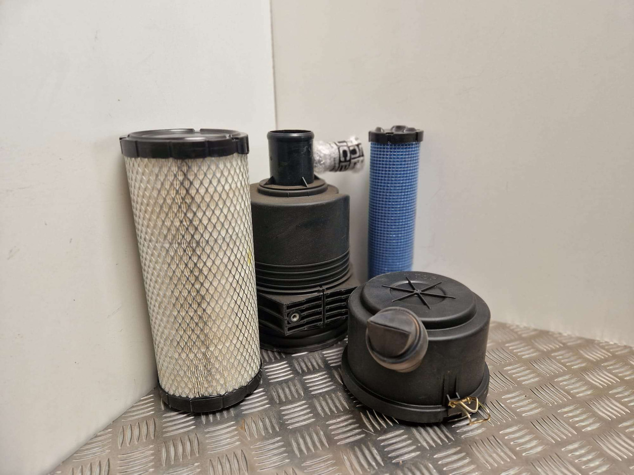 Donaldson air filter assembly JCB - 엔진 및 부품 건설기계 용 : 사진 1 Donaldson air filter assembly JCB - 엔진 및 부품 건설기계 용 : 사진 1
