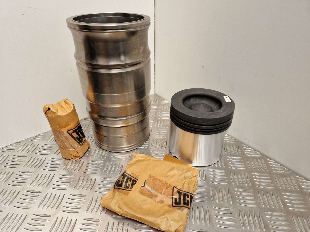 Scania 1549776 Piston Liner kit 127mm - 엔진 및 부품 건설기계 용 : 사진 1 Scania 1549776 Piston Liner kit 127mm - 엔진 및 부품 건설기계 용 : 사진 1