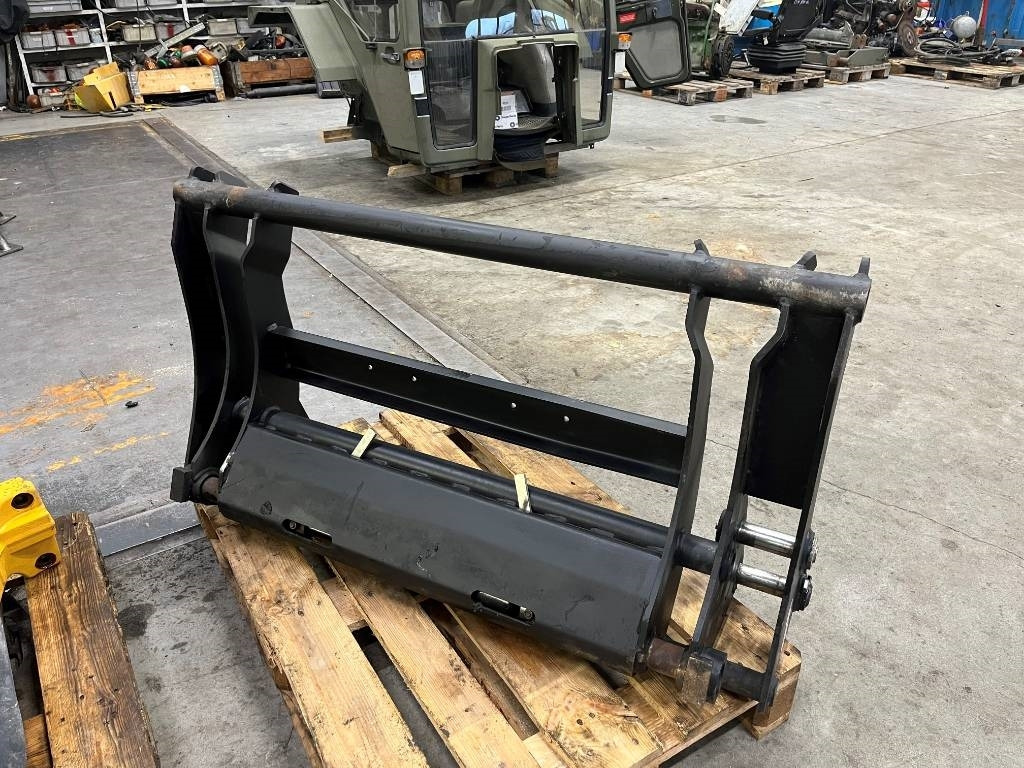 Redskapsfäste Stora Volvo fästet till Quicke Q8 , - 부착물 농업용 기계 용 : 사진 1 Redskapsfäste Stora Volvo fästet till Quicke Q8 , - 부착물 농업용 기계 용 : 사진 1