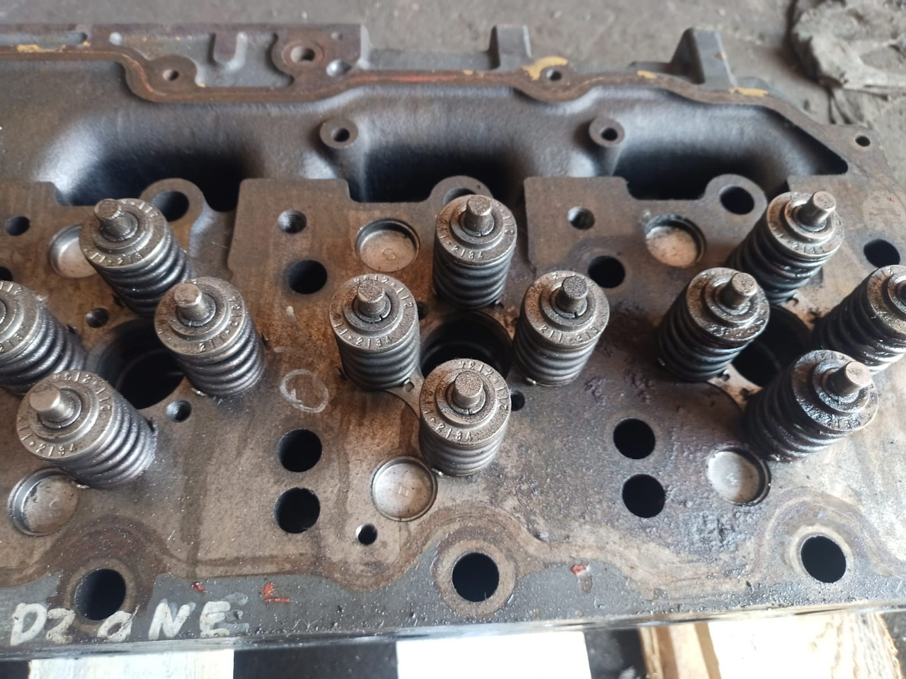 실린더 헤드 농업용 기계 용 Claas Xerion Cat C9 - głowica cylindrów 2134360 213-4360 332-3619 : 사진 7 실린더 헤드 농업용 기계 용 Claas Xerion Cat C9 - głowica cylindrów 2134360 213-4360 332-3619 : 사진 7