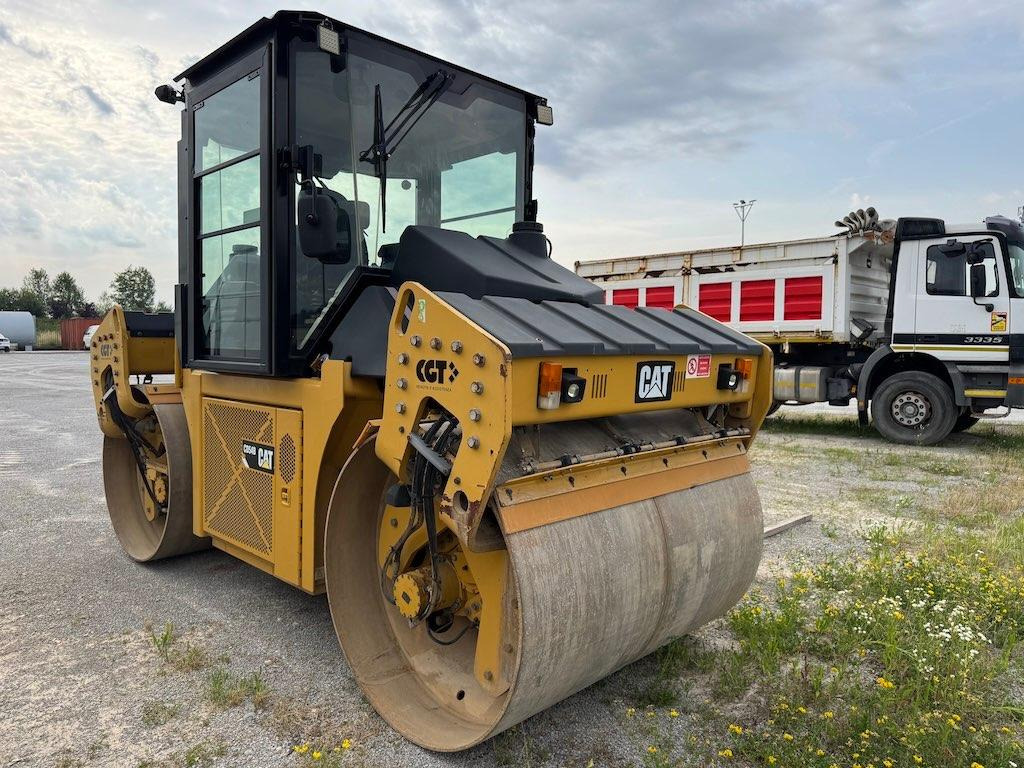 Caterpillar CD54B - 로드 롤러 : 사진 4 Caterpillar CD54B - 로드 롤러 : 사진 4