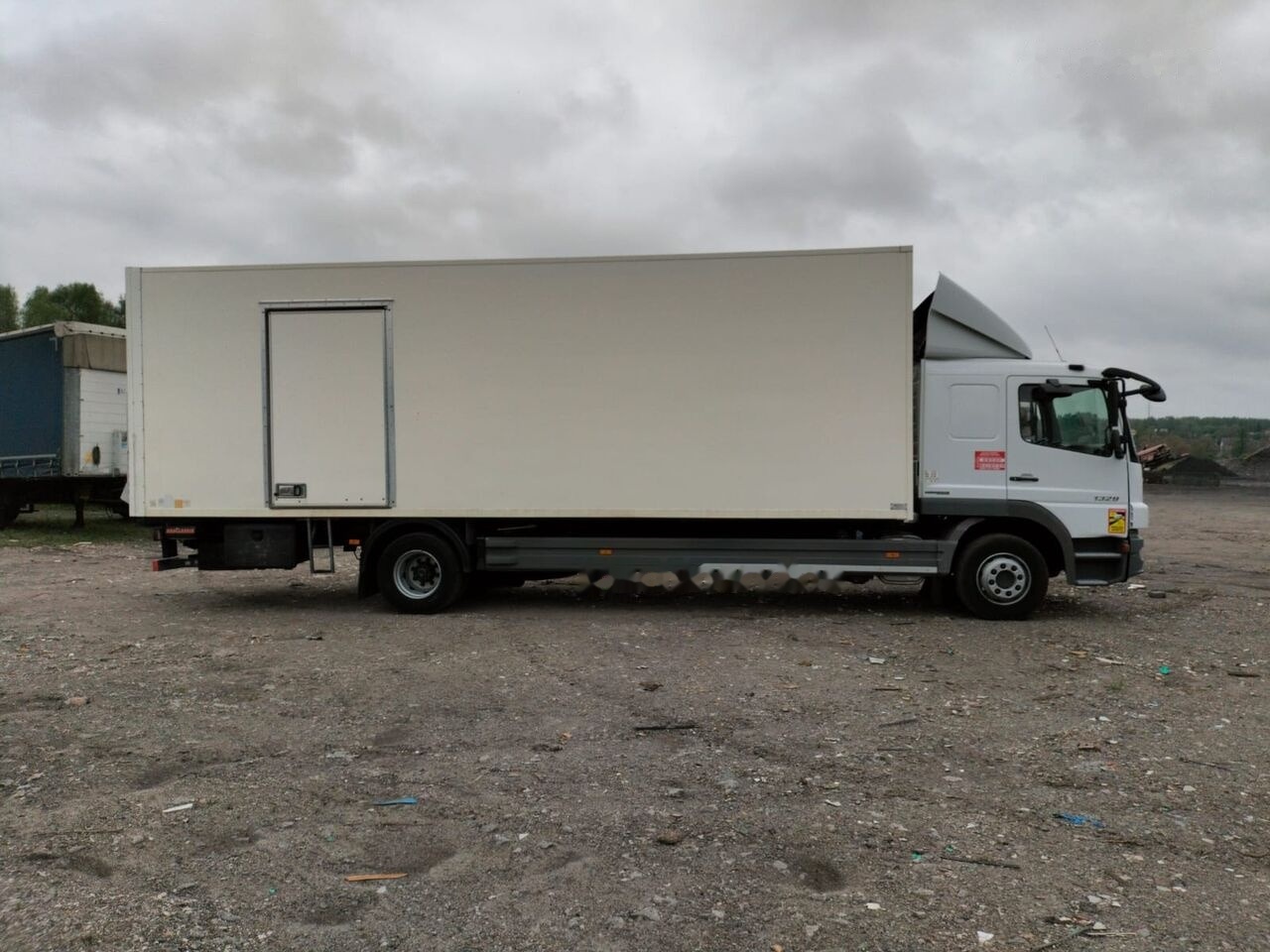 Mercedes-Benz ATEGO 1329 - 등온 트럭 : 사진 3 Mercedes-Benz ATEGO 1329 - 등온 트럭 : 사진 3