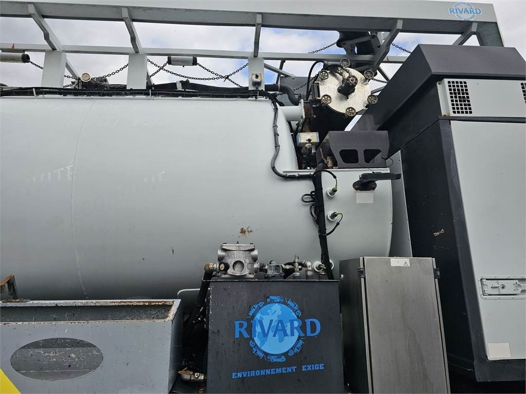 Renault 6x4 WUKO RIVARD RECYTLING for collecting liquid wa - 진공 흡입 트럭 : 사진 2 Renault 6x4 WUKO RIVARD RECYTLING for collecting liquid wa - 진공 흡입 트럭 : 사진 2