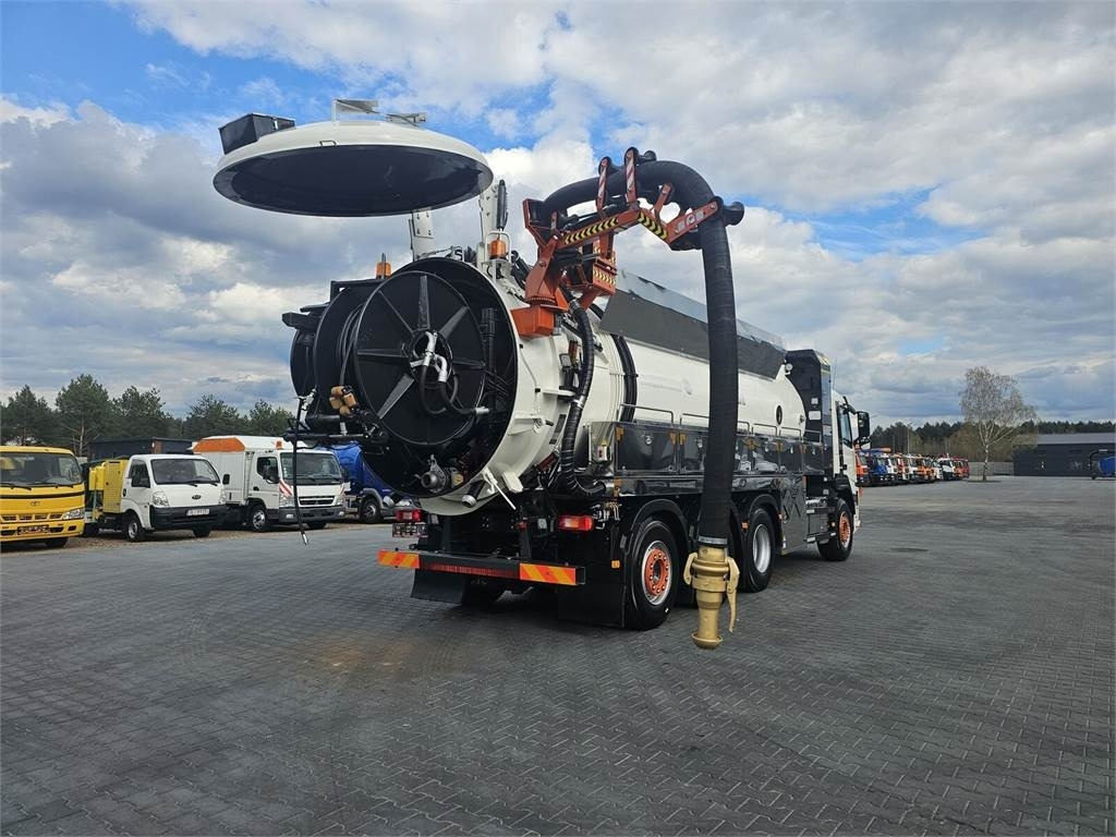 Volvo WUKO ADR ROLBA FOR CLEANING CHANNELS COMBI - 진공 흡입 트럭 : 사진 1 Volvo WUKO ADR ROLBA FOR CLEANING CHANNELS COMBI - 진공 흡입 트럭 : 사진 1